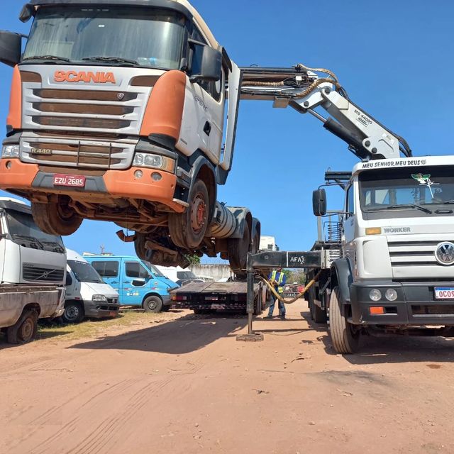 Caminhão munck içando um caminhão Scania